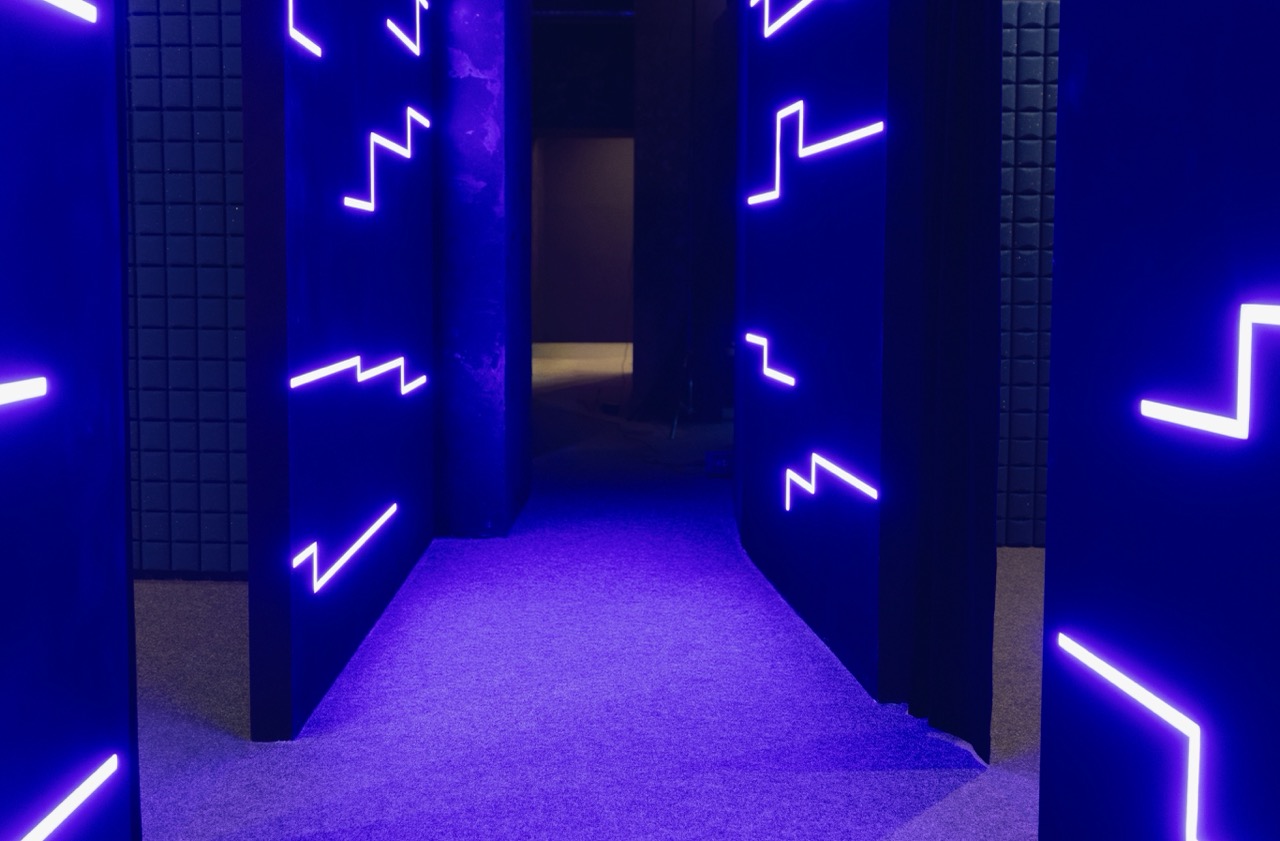 Korytarze salonu VR z neonowymi liniami